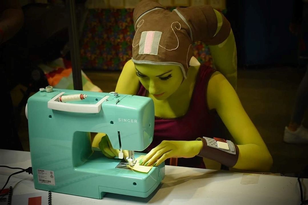 Facebook Marketing — Singer Sewing Company portrays sewing as a creative and enjoyable art form